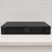 REJESTRATOR DO MONITORINGU CCTV Hikvision 32CH 4TB z hasłem + monitor