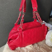 Elegancka czerwona torebka Atmosphere – stylowa i funkcjonalna