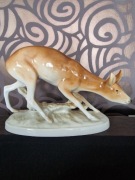 Sarna figurka z porcelany Royal Dux