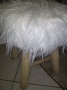 Drewniany taboret pufa z białym futerkiem włochacz