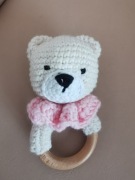 Ręcznie robiony gryzak z misiem na szydełku z bawełny, na drewnianym kółku.