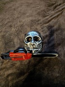 Maska czaszka + piła zabawkowa – zestaw na Halloween