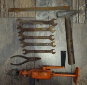 Zestaw kluczy Derby,  wiertarka korbowa VIS, młotek, szczypce 