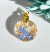 Wisiorek z niezapominajkami. Biżuteria z żywicy.