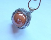 Brzoskwiniowa, pomarańczowa ceramiczna kula w srebrnej aureoli, wisior