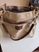 Damska torebka beżowa na ramię.