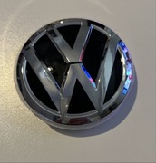 Chromowany emblemat (logo) marki Volkswagen.
