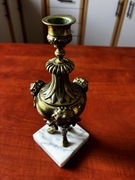 Stary mosiężny świecznik.