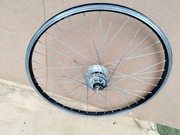 ładna obręcz 24" z uszkodzonym dynamem