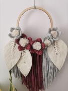 Kwiaty z makramy na okręgu 