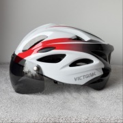 Kask rowerowy VICTGOAL z daszkiem i lampką LED – unisex, nowy