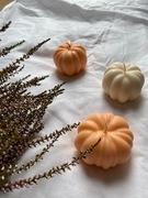 Świeca dynia, ozdoba jesienna w kolorze.