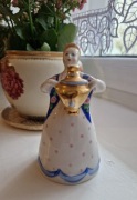 Figurka porcelanowa dziewczyna z samowarem Dulewo  Dulevo