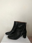 Czarne skórzane botki na obcasie &otherstories