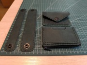 Komplet prezent ze skóry bransoletki i portfele.