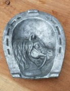 Cynowa popielniczka w kształcie podkowy z głową konia i porcelanowa PRL