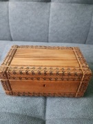 Drewniana skrzynka plus biżuteria zegarki