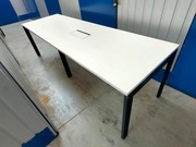 Stół konferencyjny z Gniazdem, portem blatowym