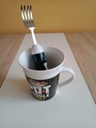 Kubek z widelcem do nawijania makaronu