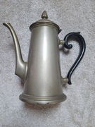 Sygnowany F&W dzbanek. Metal?