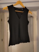Nowy Top czarny z dekoltem rozmiar XS marki Vero M