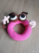 Szydełkowy stojak na telefon – zabawny donut handmade | Prezent