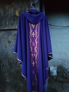 Ornat fioletowy z haftowanym pasem piękny haft 