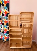  drewniany regał ze skrzynek 