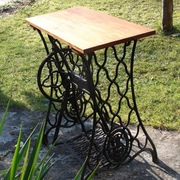 Stolik - żeliwna podstawa z maszyny do szycia Singer