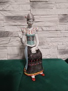 Dziewczyna w stroju ludowym figurka porcelana Hollohaza