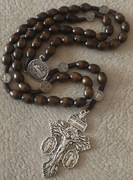 Piękny drewniany Różaniec z drewna różanego z JEROZOLIMY Pamiątka dla babci