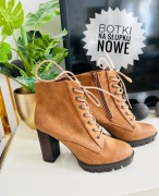Nowe brązowe botki sznurowane na suwak na wysokim słupku 40