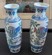 Dwa chiński wazony z motywem ryb. 19cm. 