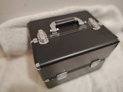 Kufer z zestawem manicure