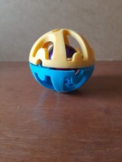 Plastikowa sensoryczna piłka z grzechotką zabawka dla dziecka