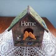 Ręcznie zdobiony wiosenny ptasi domek
