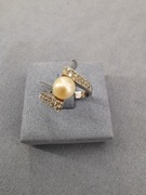 Pierścionek ze złota z diamentami z naturalną perłą