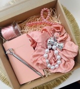 Elegancki zestaw - brelok, scrunchie, notes, długopis 