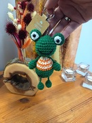 Ciemnozielona żabka szydełkowa brelok zawieszka do kluczy do plecaka 