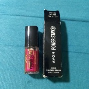Avon Power Stay lśniąca szminka w płynie Cherry Charge