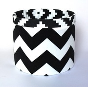 Osłonka osłonki na doniczkę roślinę czarno biały wzór geometryczny zygzak