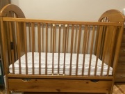 Łóżeczko drewniane z szufladą i materacem 