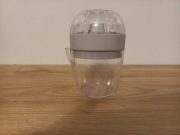 Ręczny wyciskacz do cytrusów z pojemnikiem.