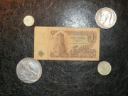 4 monety i banknot z napisami cyrylicą