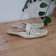 Skórzane klapki Lanqier r. 36 ażurowe kremowe z kryształkami retro vintage