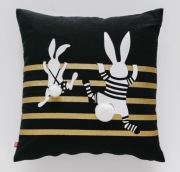 Home&You Rabitti poszewka dekoracyjna czarno złota glamour zające króliki