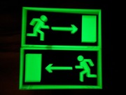 Znak BHP ewakuacji, kierunek ucieczki, atest, fluorescencyjny, 15x30