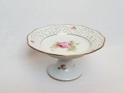 Patera porcelanowa ażurowa róże na stopie ok. 1950