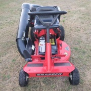 Traktor do koszenia trawy z koszem