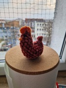 Ręcznie robiona kurka z włóczki – dekoracja wielkanocna handmade